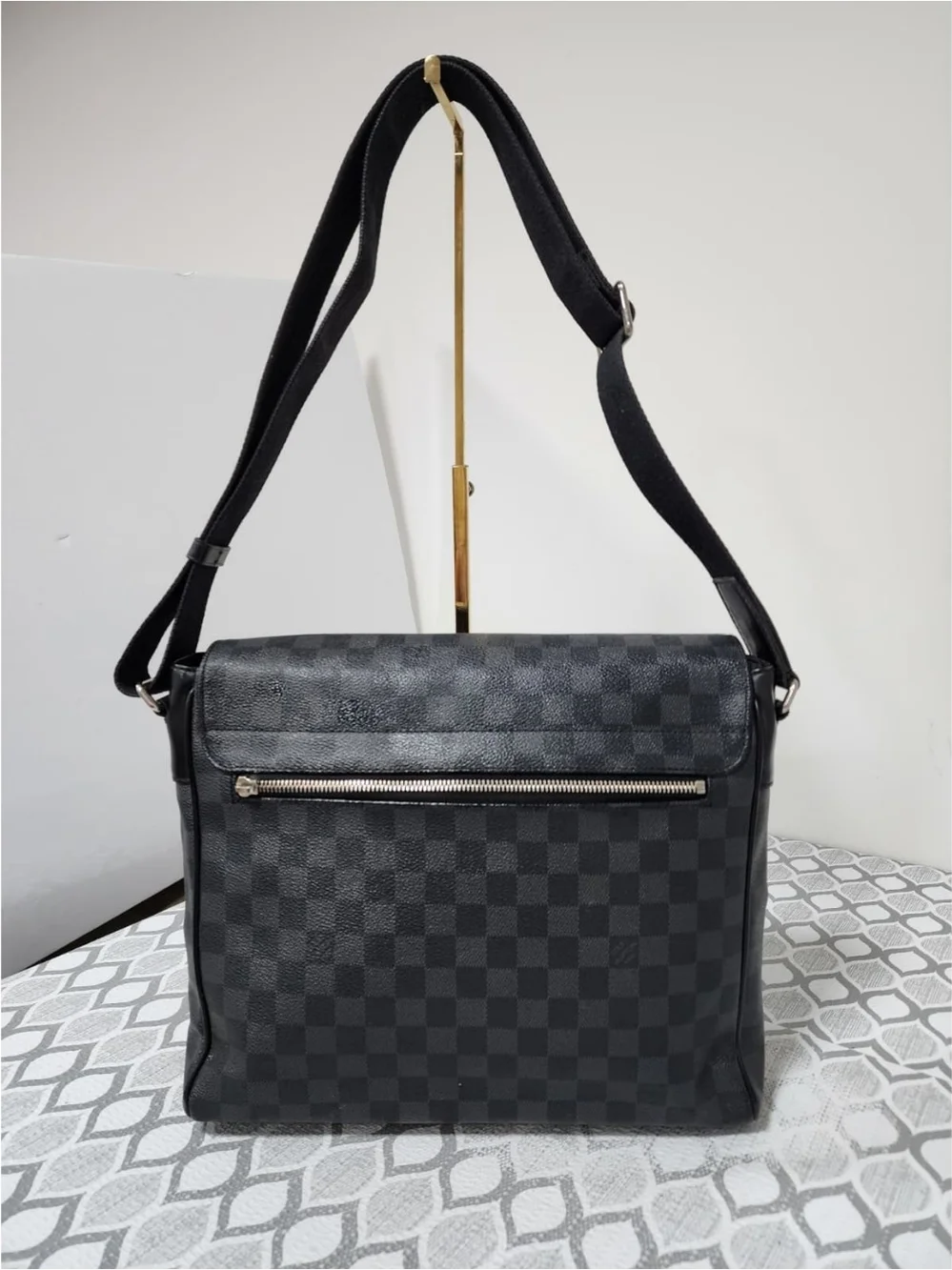 LOUIS VUITTON Damier Graphite District GM Men Messenger Bag Black/Grey